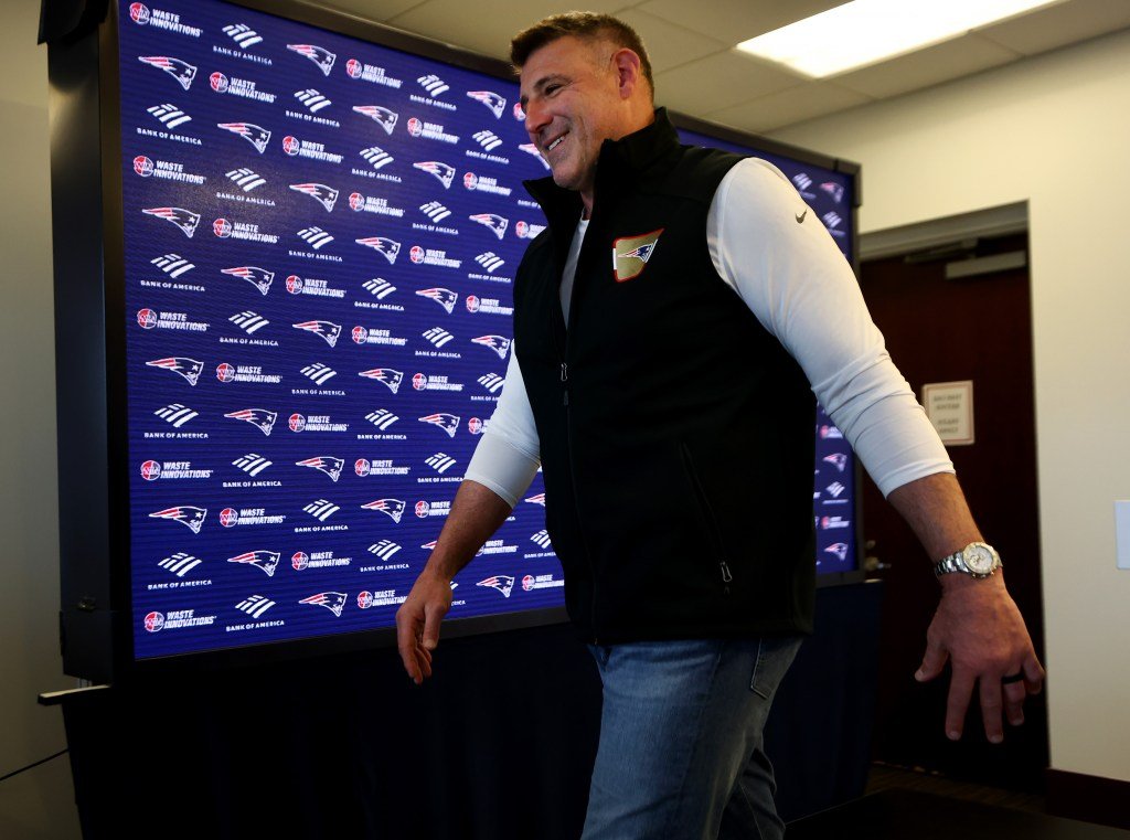 What Eagles, Raiders said about two potential Patriots trade options