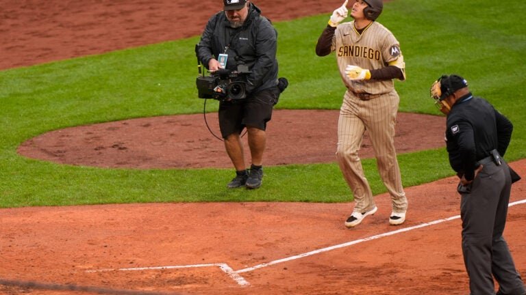 Manny Machado’s well-timed kick helps Padres rally to win in Boston