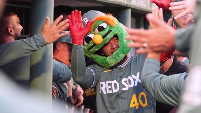 Willson Contreras dodges injury, hits home run in Red Sox win